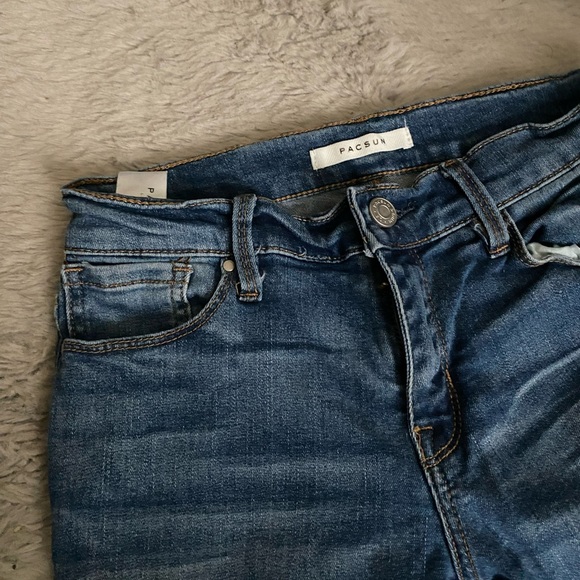 These are low rise, ripped jeans - Picture 3 of 4